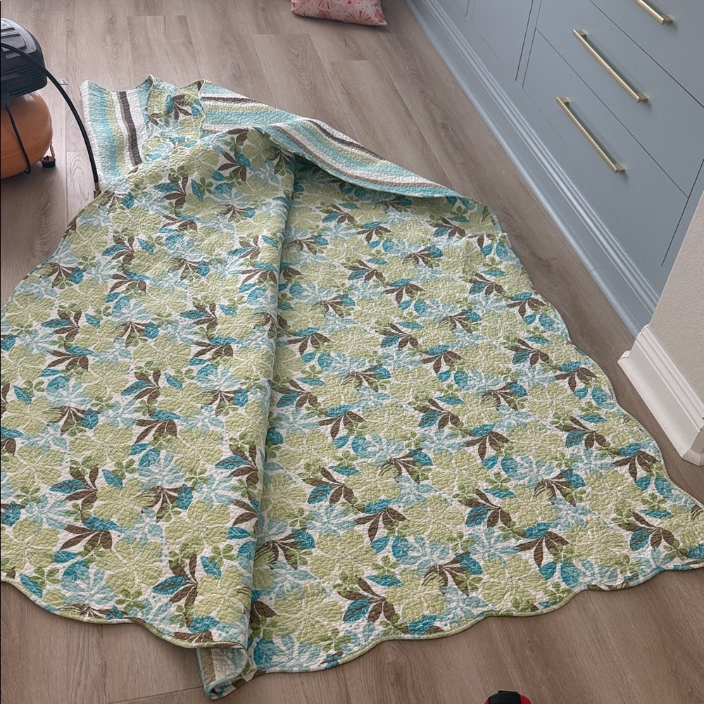 Standard size Floral Green and Blue Quilt with 2 shams - Picture 8 of 8